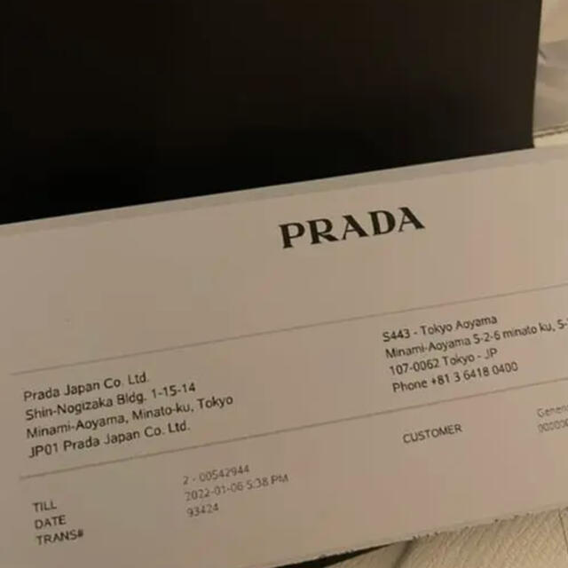 PRADA(プラダ)のプラダ エナメルトライアングルピン サフィアーノ 三角ロゴ レディースのアクセサリー(ブローチ/コサージュ)の商品写真