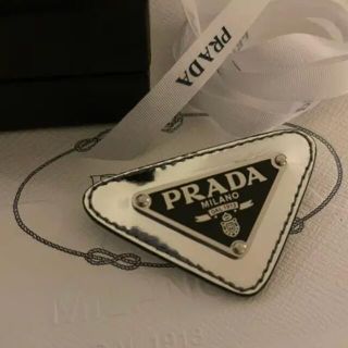 プラダ(PRADA)のプラダ エナメルトライアングルピン サフィアーノ 三角ロゴ(ブローチ/コサージュ)