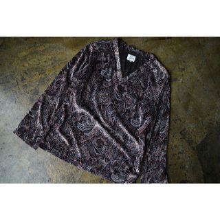 ネペンテス(NEPENTHES)のNEPENTHES ネペンテス ペイズリー柄ベロアVネックトップス(Tシャツ/カットソー(七分/長袖))