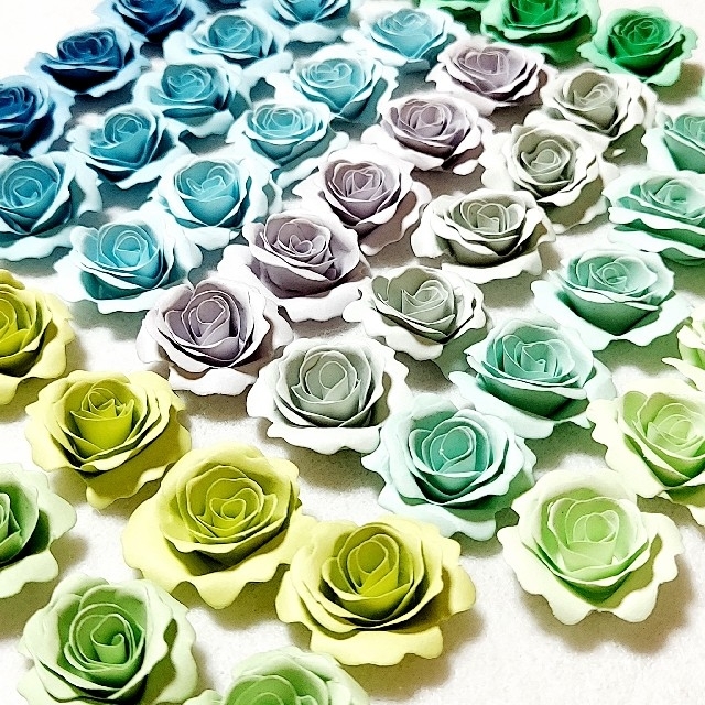 ペーパークイリング　デコレーション花　バラ　10色　50個　淡い青系統　簡単取付 ハンドメイドの素材/材料(各種パーツ)の商品写真