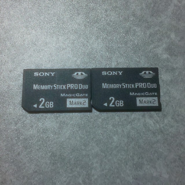 PlayStation Portable(プレイステーションポータブル)のメモリースティック Pro Duo 2GB 2枚セット（SONY製） エンタメ/ホビーのゲームソフト/ゲーム機本体(携帯用ゲーム機本体)の商品写真