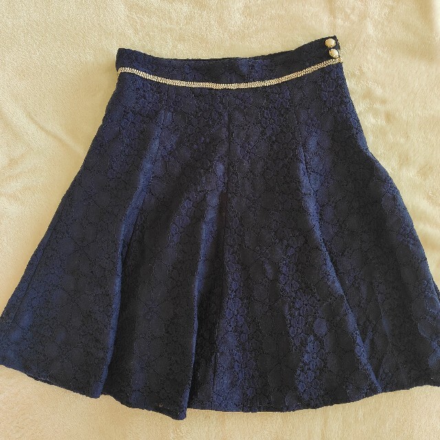 ネイビーレース&パールボタン フレアスカート レディースのスカート(ひざ丈スカート)の商品写真