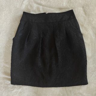 美品★黒地バラ柄 ラメ入りタイトスカート(ミニスカート)