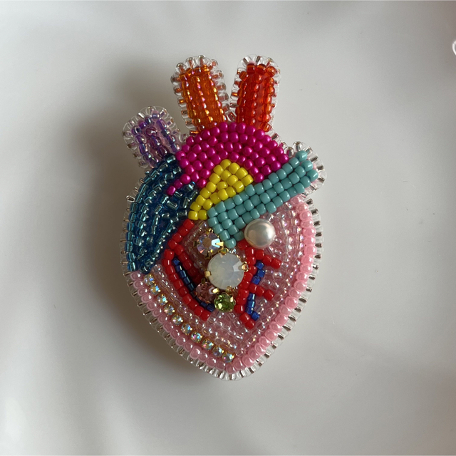 ¥2999 vivid corazon 心臓????ブローチ　ビーズ刺繍