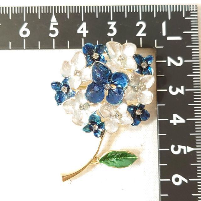 梅雨の季節も心晴れやかに】お得な、2色のあじさいの綺麗なエナメルブローチセットの通販 by 鉱石雑貨、幽玄屋|ラクマ