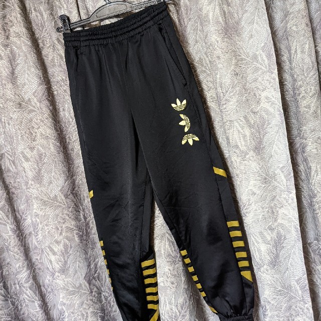 adidas - adidasオリジナルス ゴールドロゴトラックパンツ ジャージパの通販 by Mino's