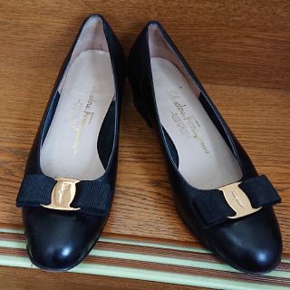 サルヴァトーレフェラガモ(Salvatore Ferragamo)の23.5☆サルヴァトーレ フェラガモ パンプス ヴァラ リボン パンプス(ハイヒール/パンプス)