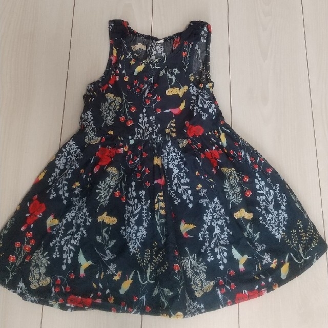 ノースリーブワンピース/鳥&フラワー柄ネイビー/100 キッズ/ベビー/マタニティのキッズ服女の子用(90cm~)(ワンピース)の商品写真