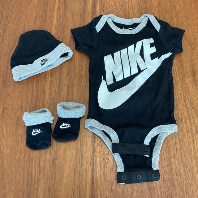 NIKE(ナイキ)のNIKE ベビー服セット　ロンパース  帽子　靴下 キッズ/ベビー/マタニティのベビー服(~85cm)(ロンパース)の商品写真