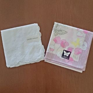 ローラアシュレイ(LAURA ASHLEY)のさらに！お値下げ！！　新品、未使用！　ハンカチ２枚セット　白と花&蝶(ハンカチ)