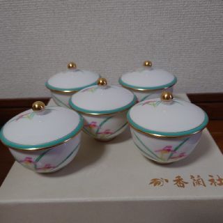 コウランシャ(香蘭社)の未使用　香蘭社　花の蘭・蓋付き湯呑揃え５客セット(食器)