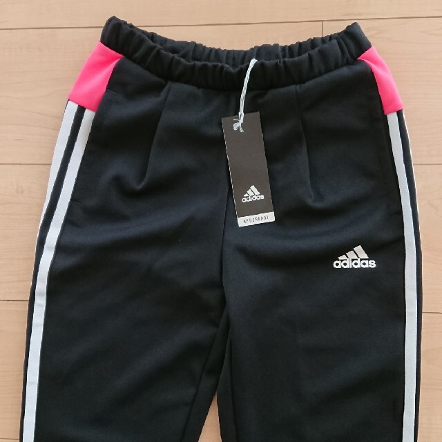 adidas(アディダス)の新品 アディダス ジャージパンツ 140 女の子 キッズ/ベビー/マタニティのキッズ服女の子用(90cm~)(パンツ/スパッツ)の商品写真