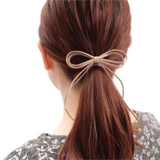 スリーコインズ(3COINS)の【美品】ポニーフック　リボン　ベージュ　スエード　レザー(バレッタ/ヘアクリップ)