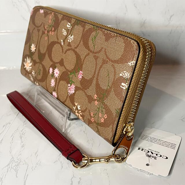 COACH(コーチ)の【新品-未使用】COACH シグネチャー 花柄 ベージュマルチ長財布 レディースのファッション小物(財布)の商品写真