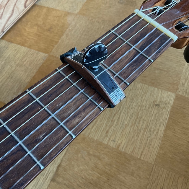 Felipe Conde フェリペ・コンデ フラット指板用 カポタスト 木と革製 楽器のギター(その他)の商品写真