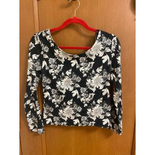 エイチアンドエム(H&M)の花トップス(Tシャツ(長袖/七分))