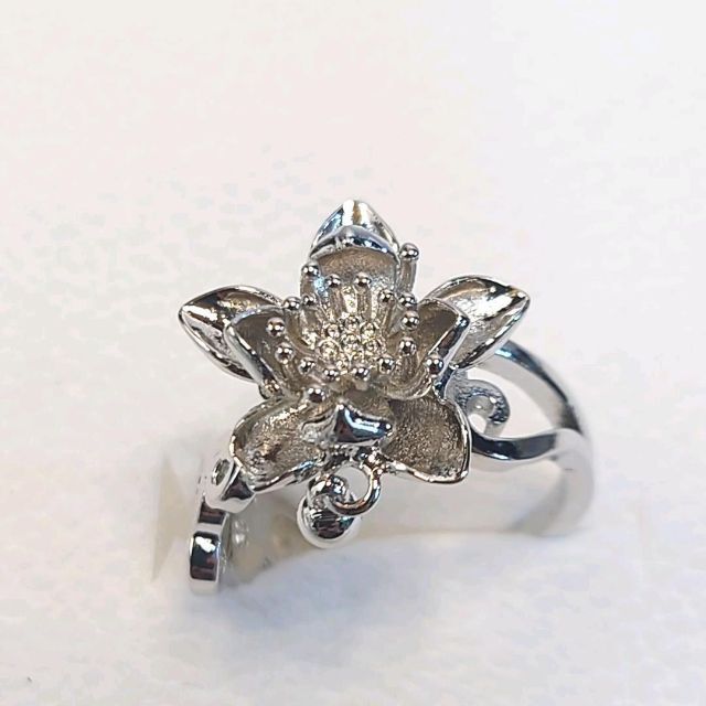 【フリーサイズ】風の花、立体的な造形が目を引くアネモネのリング・指輪 レディースのアクセサリー(リング(指輪))の商品写真