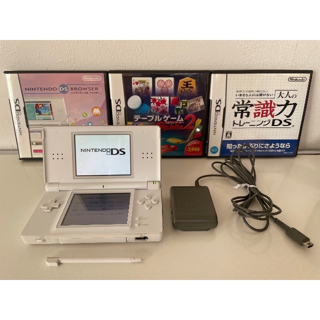 ニンテンドーDS(ニンテンドーDS)のニンテンドーDS Lite　ホワイト　ゲームなど付き エンタメ/ホビーのゲームソフト/ゲーム機本体(携帯用ゲーム機本体)の商品写真