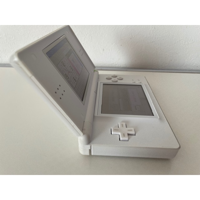 ニンテンドーDS(ニンテンドーDS)のニンテンドーDS Lite　ホワイト　ゲームなど付き エンタメ/ホビーのゲームソフト/ゲーム機本体(携帯用ゲーム機本体)の商品写真