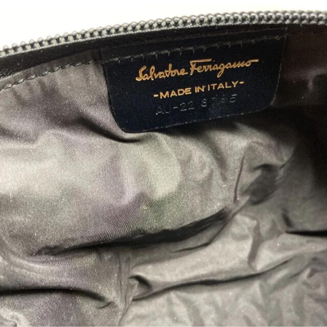 Salvatore Ferragamo(サルヴァトーレフェラガモ)のサルヴァトーレ　フェラガモ   ポーチ　ブラック レディースのファッション小物(ポーチ)の商品写真