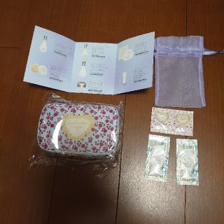 レメルヴェイユーズラデュレ(Les Merveilleuses LADUREE)のレメルヴェイユーズ ラデュレ ノベルティ　ポーチ＆サンプル(サンプル/トライアルキット)