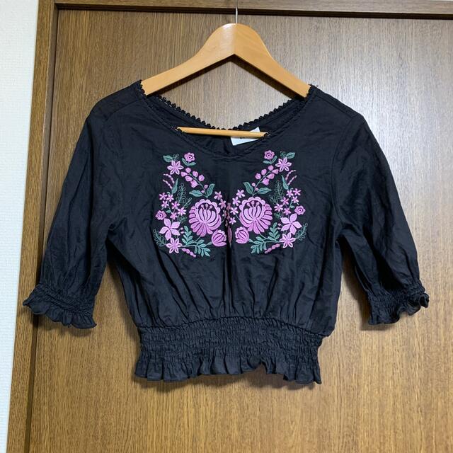 deicy(デイシー)のフラワー刺繍シャーリングブラウス レディースのトップス(シャツ/ブラウス(半袖/袖なし))の商品写真