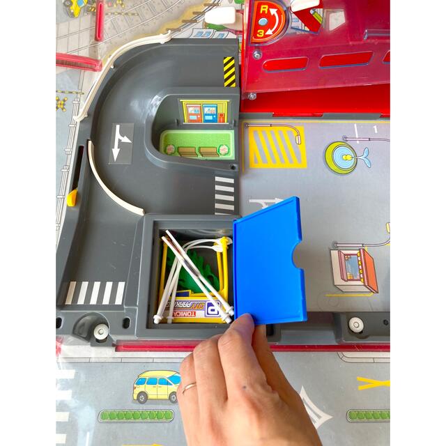 Takara Tomy(タカラトミー)のトミカ　DXおでかけ立体マップ　赤　 エンタメ/ホビーのおもちゃ/ぬいぐるみ(ミニカー)の商品写真