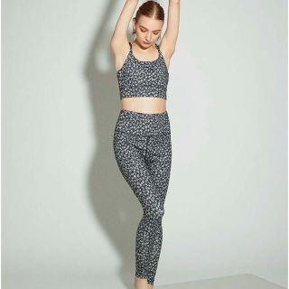 emmi atelier - emmi yoga ヨガウェア ブラトップ レギンスの通販 by