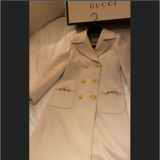Gucci(グッチ)のGUCCI グッチ　コート　レディース　ホワイト　白　ワンポイント レディースのジャケット/アウター(ロングコート)の商品写真