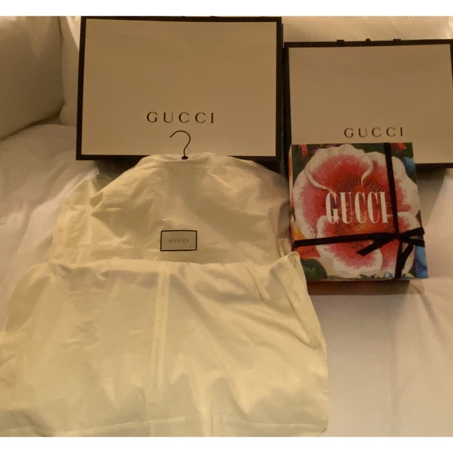 Gucci(グッチ)のGUCCI グッチ　コート　レディース　ホワイト　白　ワンポイント レディースのジャケット/アウター(ロングコート)の商品写真