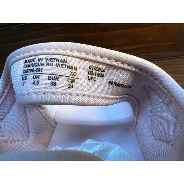 NIKE(ナイキ)のレア品　ナイキ エアマックスココ ベアリーローズ 24cm 新品未使用品 レディースの靴/シューズ(サンダル)の商品写真