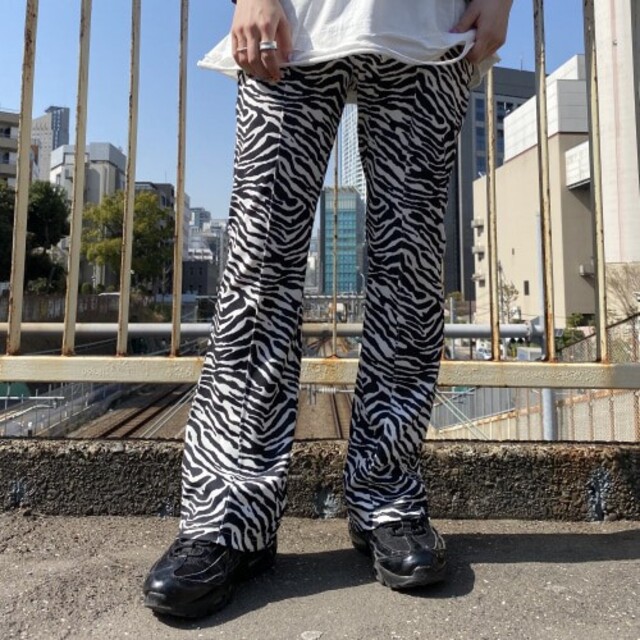 PAGEBOY(ページボーイ)のPAGEBOYLIM ポンチフレアパンツ ゼブラ Msize ﾍﾟｰｼﾞﾎﾞｰｲ レディースのパンツ(カジュアルパンツ)の商品写真