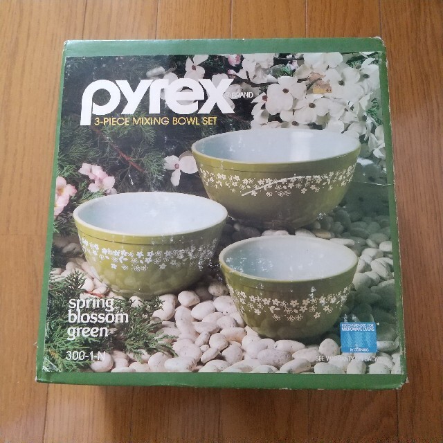 Pyrex(パイレックス)のオールドパイレックス　3ピースミキシングボウルセット　スプリングブロッサム インテリア/住まい/日用品のキッチン/食器(食器)の商品写真