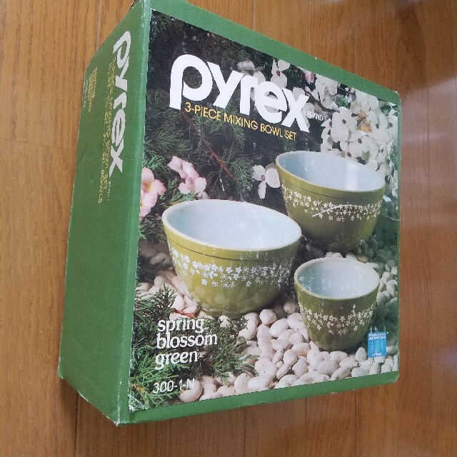 Pyrex(パイレックス)のオールドパイレックス　3ピースミキシングボウルセット　スプリングブロッサム インテリア/住まい/日用品のキッチン/食器(食器)の商品写真