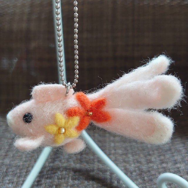 羊毛フェルト☆ピンクお花金魚 羊毛フェルト☆ピンクのお花ブローチ
