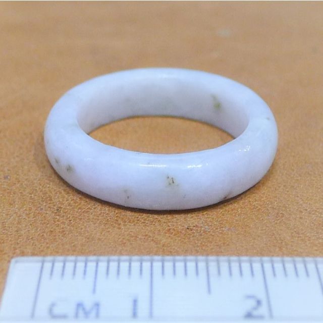 J761　ヒスイ　翡翠　リング　指輪　20号　ミャンマー　ジェイド　ジェダイト　 レディースのアクセサリー(リング(指輪))の商品写真