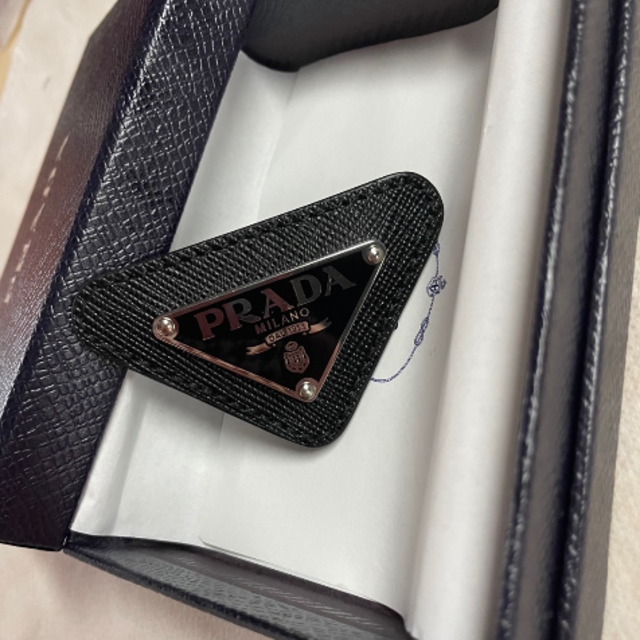 美しい PRADA プラダ ブローチ 三角プレート steelpier.com