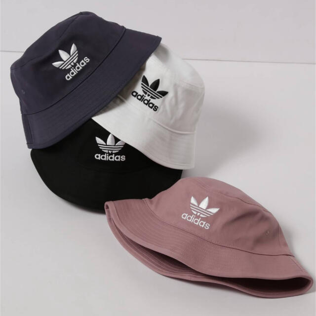 adidas(アディダス)のバケットハット　[BUCKET HAT CORE] アディダスオリジナルス レディースの帽子(ハット)の商品写真