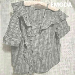 エモダ(EMODA)の美品　エモダ♡EMODA　フリル　グレンチェック　肩出し　アシメトリーブラウス♡(シャツ/ブラウス(半袖/袖なし))