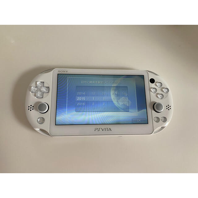 PlayStation Vita(プレイステーションヴィータ)のPlayStation VITA PCH-2000ホワイト エンタメ/ホビーのゲームソフト/ゲーム機本体(携帯用ゲーム機本体)の商品写真