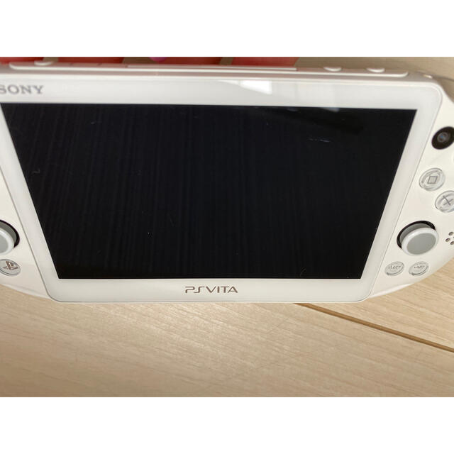 PlayStation Vita(プレイステーションヴィータ)のPlayStation VITA PCH-2000ホワイト エンタメ/ホビーのゲームソフト/ゲーム機本体(携帯用ゲーム機本体)の商品写真