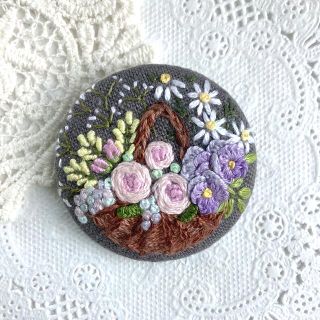 フラワーバスケット　刺繍ブローチ/ ヘアゴム　ハンドメイド(コサージュ/ブローチ)