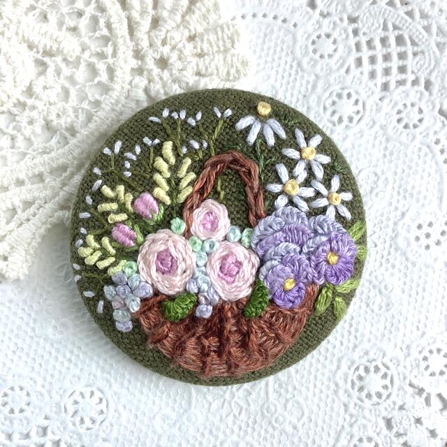 フラワーバスケット　刺繍ブローチ/ヘアゴム　ハンドメイド ハンドメイドのアクセサリー(コサージュ/ブローチ)の商品写真