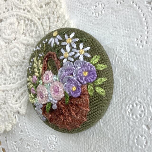 フラワーバスケット　刺繍ブローチ/ヘアゴム　ハンドメイド ハンドメイドのアクセサリー(コサージュ/ブローチ)の商品写真