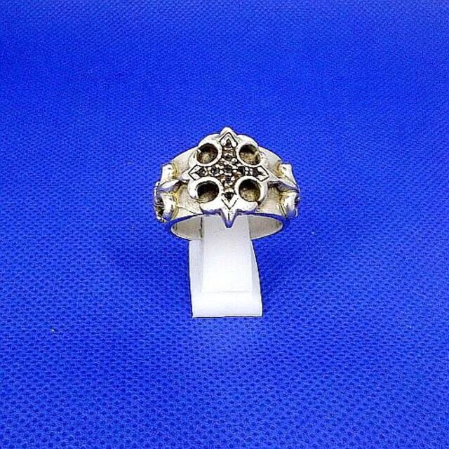 人気 クロスデザインとオニキス石のシルバー９２５製のリング（指輪）！ リング(指輪)