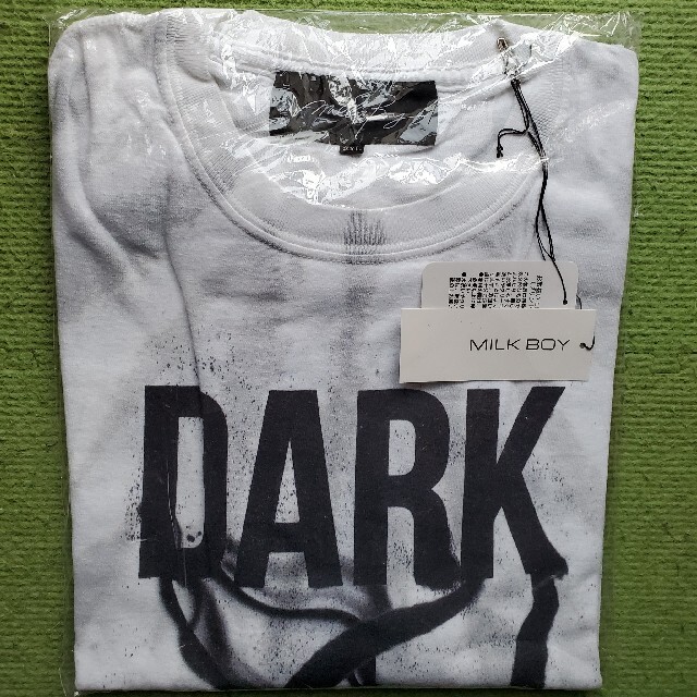 MILKBOY(ミルクボーイ)の新品未使用 MILK BOY DARK CAT BLEACHED TEE 黒猫 メンズのトップス(Tシャツ/カットソー(半袖/袖なし))の商品写真