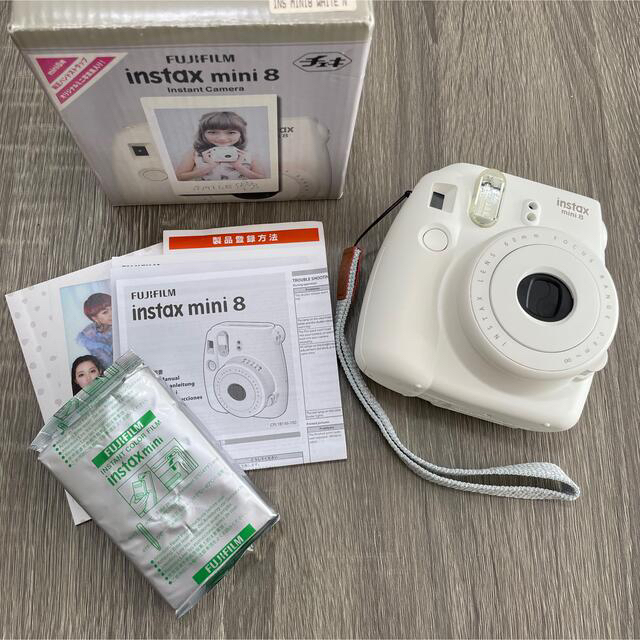 富士フイルム(フジフイルム)のFUJIFILM チェキ  instax mini 8 ホワイト スマホ/家電/カメラのカメラ(フィルムカメラ)の商品写真