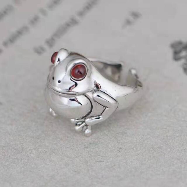 【セール中】 カエル　リング　指輪　フロック　シルバー　silver　赤　レッド レディースのアクセサリー(リング(指輪))の商品写真