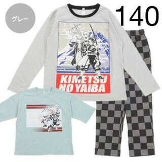 バンダイ(BANDAI)の 新品　鬼滅の刃 光るパジャマ 2トップスセット　半袖&長袖　Tシャツ　140(パジャマ)