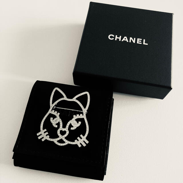 CHANEL(シャネル)の新品 CHANEL 猫 シュペット ブローチ J12 プルミエール ジャケット レディースのアクセサリー(ブローチ/コサージュ)の商品写真